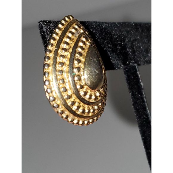 A Trifari Women's Chunky Gold Tone Vintage 80's Pierced Earrings Teardro… - Picture 8 of 10